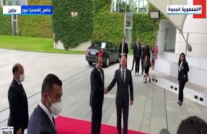 لحظة وصول السيسي لمقر المستشارية الألمانية «فيديو»