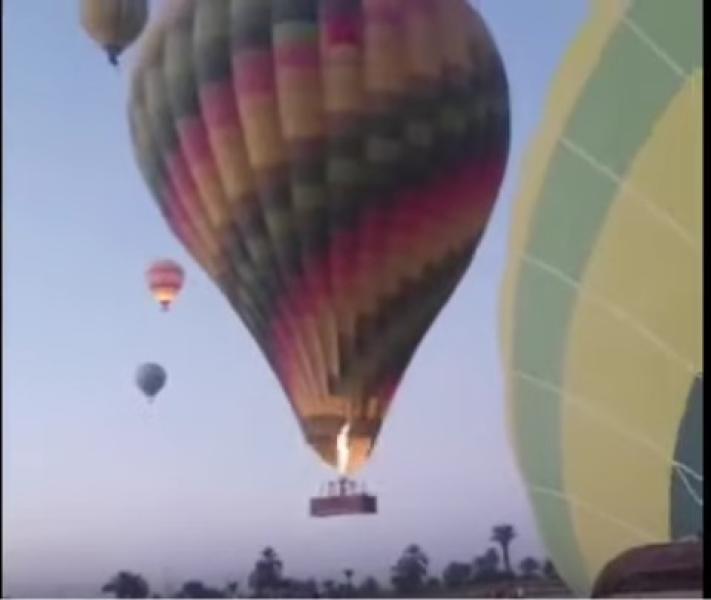 شاهد.. فيديو يوثق لحظات مرعبة لسقوط بالون طائر يحمل سائحين بالأقصر