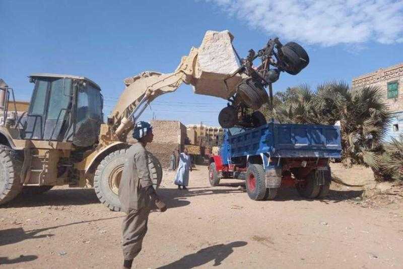المرور يرفع آثار حادث تصادم بطريق الساحل الشمالى
