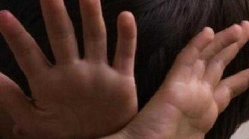 «لبسوه قميص نوم».. كواليس صادمة وراء الاعتداء على شاب بالفيوم على غرار «الإسطورة»