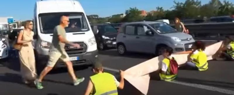 شاهد.. كيف تعامل سائقو السيارات في إيطاليا مع لاجئين من أوكرانيا قطعوا طريقًا سريعًا