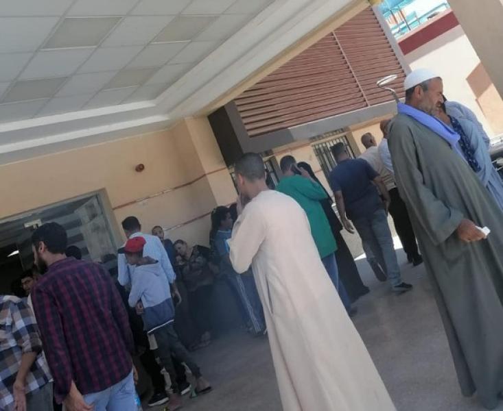 انهيار أسر ضحايا حادث أتوبيس المنيا أمام مستشفى ملوي العام