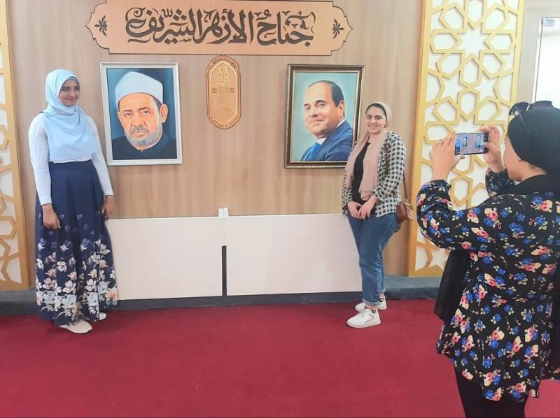 رواد معرض الإسكندرية يلتقطون صورًا تذكارية مع الرئيس وشيخ الأزهر