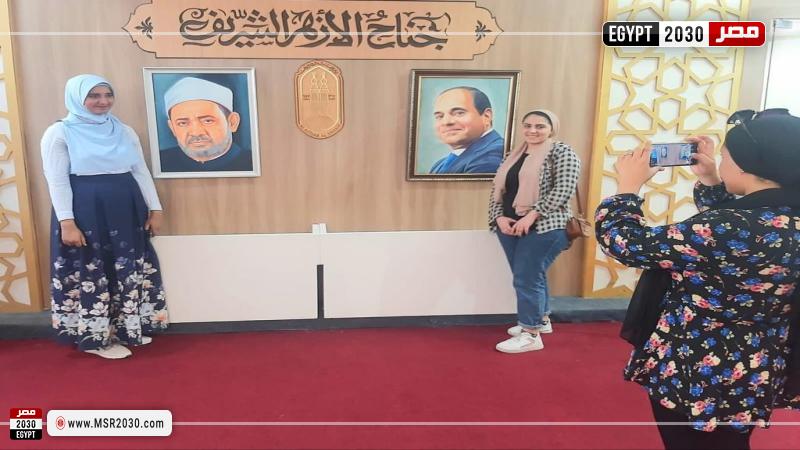 رواد المعرض والصور التذكارية