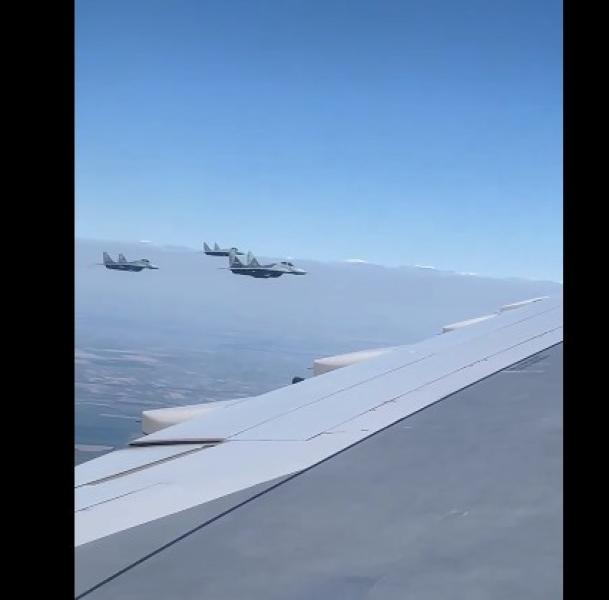 المقاتلات الصربية ترافق طائرة السيسي ترحيبًا بوصوله مطار بلجارد «فيديو»