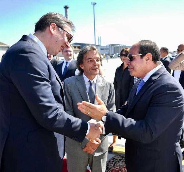 الرئيس الصربي يستقبل السيسي بمطار بلجراد