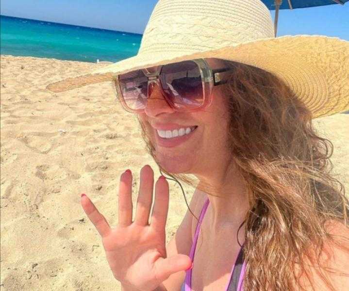 نرمين الفقي تستمتع بعطلتها الصيفية على شاطئ البحر «صور»