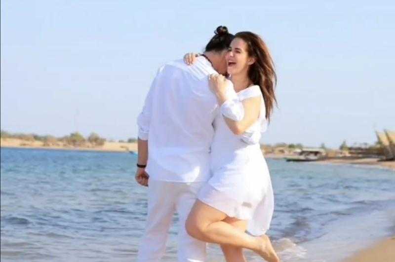 شاهد| دنيا عبد العزيز وزوجها يخطفان الأنظار في أحدث ظهور لهما