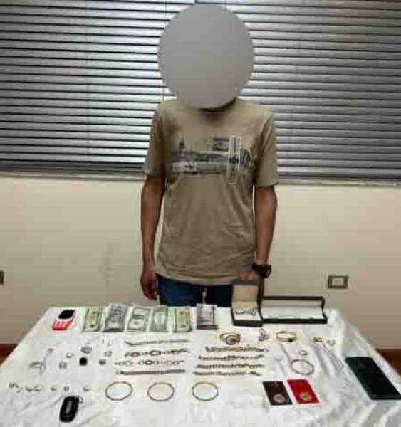 ضبط لص سرق مجوهرات وأموال ومقتنيات من شقة في منطقة التجمع