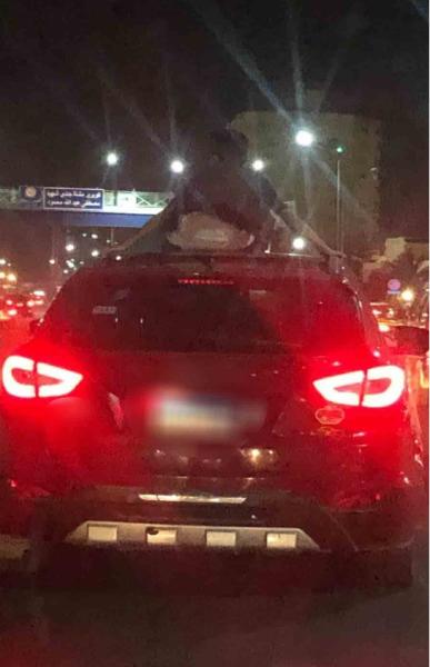 صورة طفل فوق سيارة