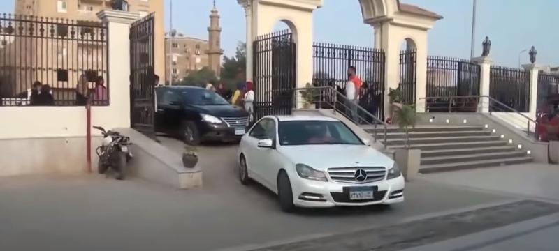 بائع هوى .. تفاصيل جديدة بواقعة مدرس فلسفة حاضر طلابه بموكب مهيب