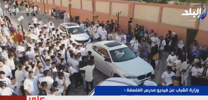 أول تعليق من مدرس الفلسفة على الموكب الأسطوري واستقبال آلاف الطلبة