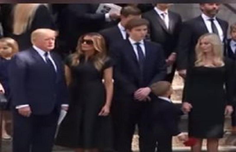 ترامب يحضر جنازة طليقته برفقة زوجته وأبنائه «فيديو»