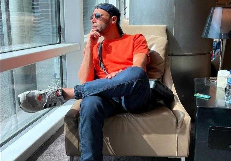 محمد إمام لجمهوره في الرياض قبل ساعات من عرض «عمهم»: «جاهزين»