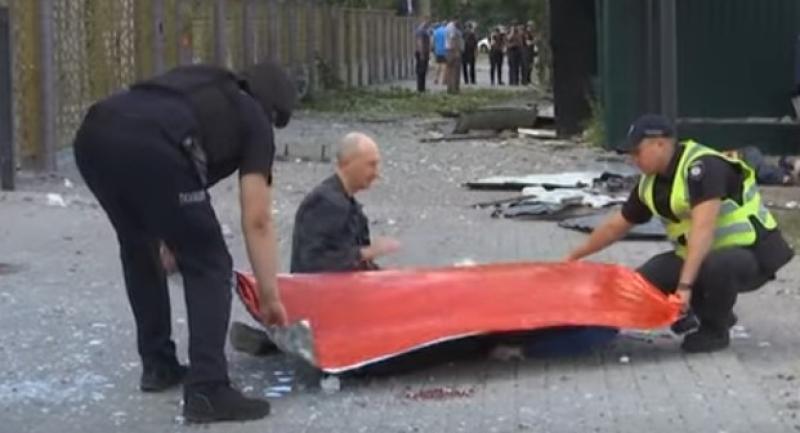 شاهد.. أوكراني يُصلي بجوار جثة ابنه عقب القصف الروسي