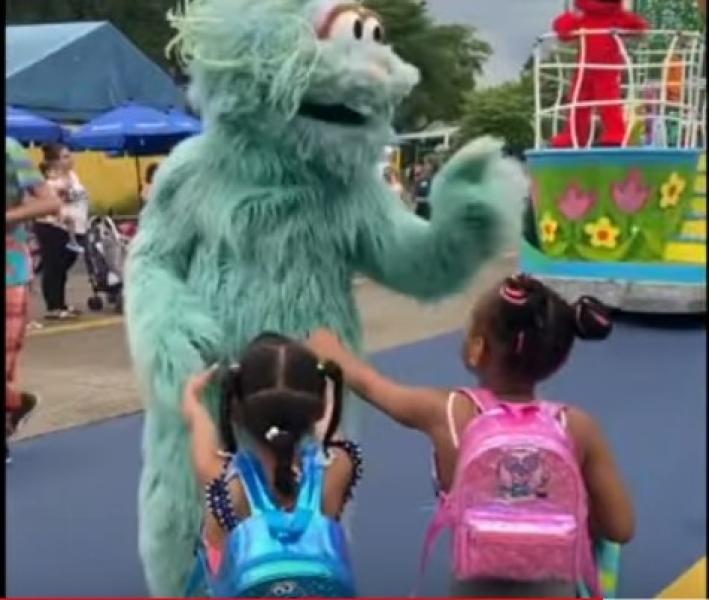 لسبب صادم| دمية ترفض مصافحة فتاتين.. ورد غير متوقع للمسؤولين - فيديو