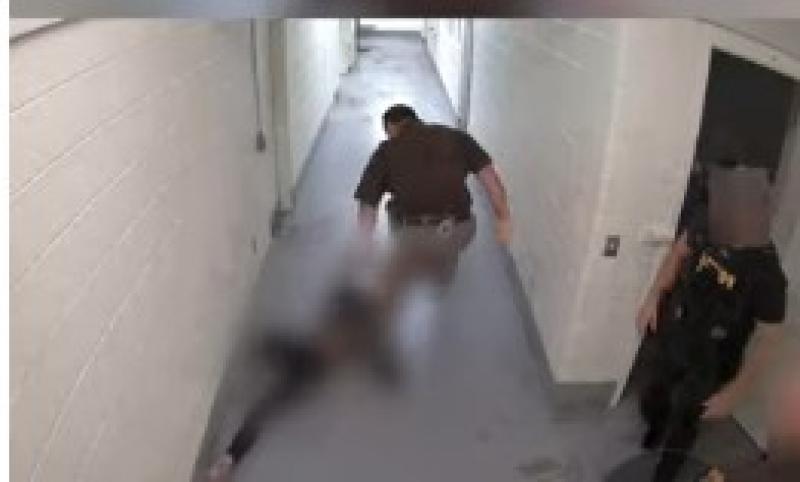 شاهد.. فيديو صادم يرصد سحل فتاة على يد ضابط وشرطي بطريقة وحشية