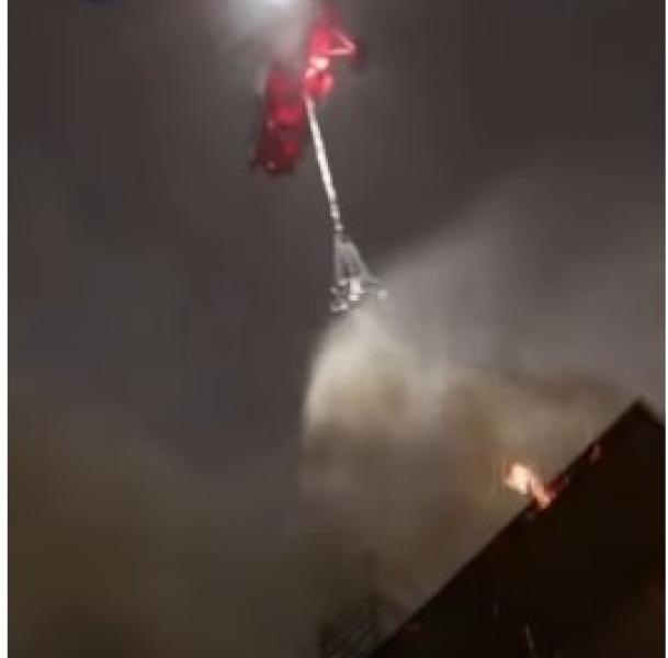 حريق ضخم يلتهم مبنى سكني بالكامل.. وحيلة ذكية لإنقاذ 400 شخص - فيديو