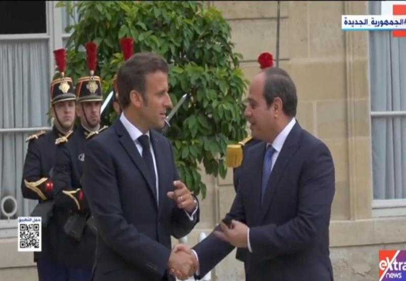 السيسي يصل قصر الإليزيه لعقد مباحثات قمة مع ماكرون