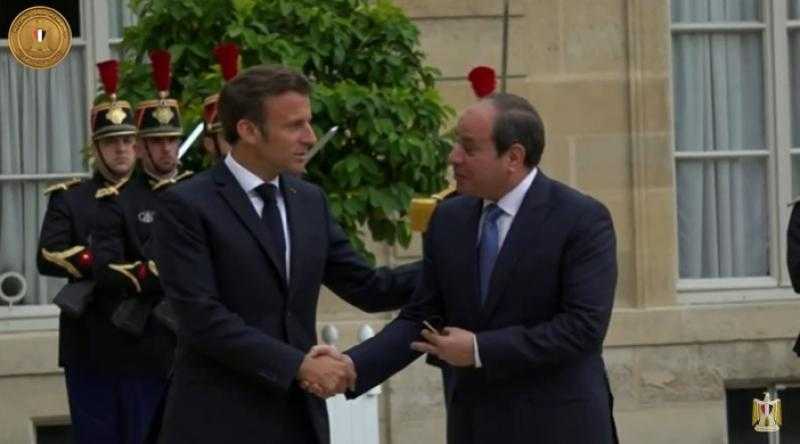 «عناق حار وحديث متبادل».. هكذا استقبل ماكرون السيسي في قصر الإليزيه «فيديو»