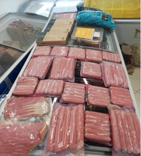 ضبط حوالي نصف طن مصنعات لحوم مغشوشة في مطعم بـ بدر