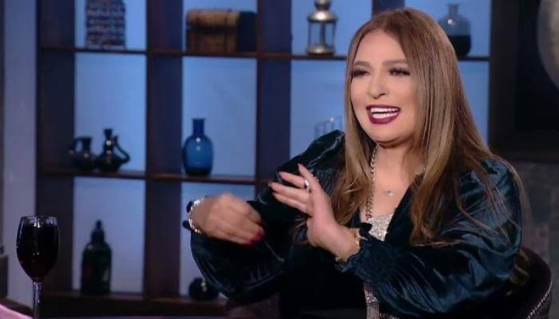 نهلة سلامة وحيدة في جنازة والدتها