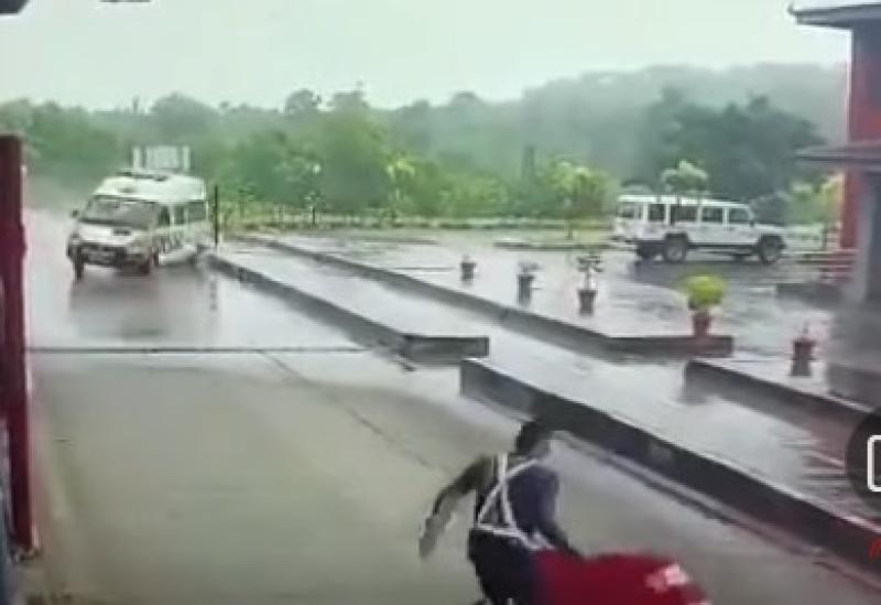 شاهد.. انزلاق سيارة إسعاف يسبب كارثة وينهي حياة 4 أشخاص