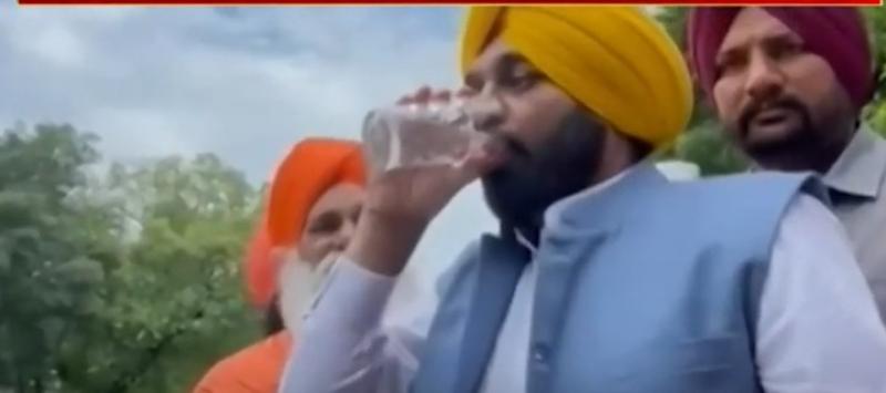 شاهد.. سياسي هندي يصاب بالتسمم بعدما شرب من النهر المقدس