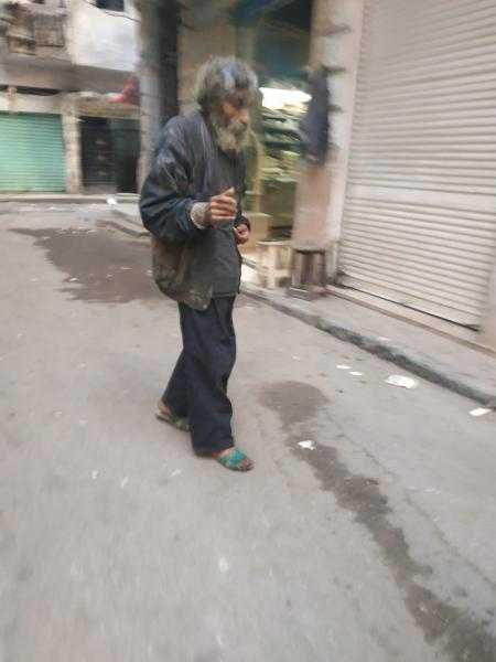 مختل عقليًا يخلع ملابسه وسط الشارع بأكتوبر.. والأهالي تسلمه للشرطة