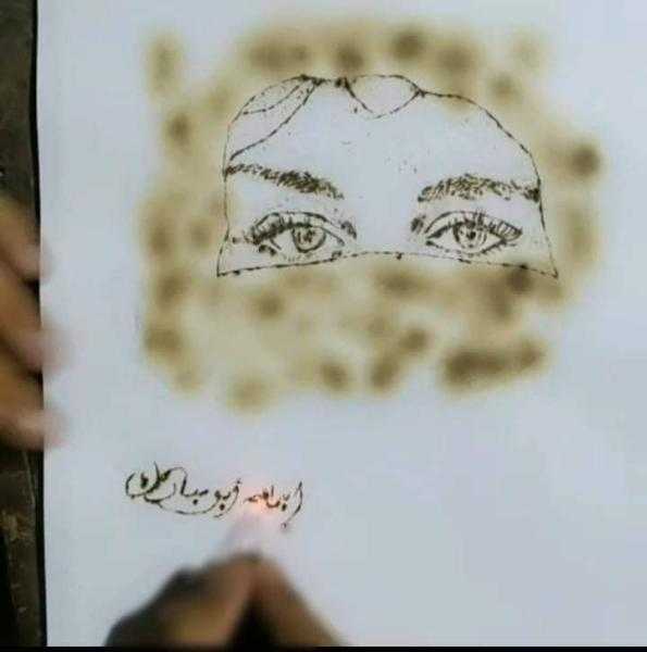 «رسام النار».. «إبراهيم أبو مبارك» فنان مصري يبدع في الرسم باللهب على الورق