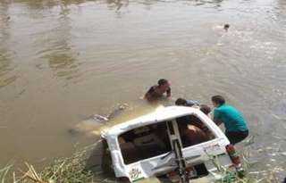 انتشال سيارة سوزوكي سقطت داخل ترعة بالجيزة دون... انتشال سيارة سوزوكي سقطت داخل ترعة بالجيزة دون إصابات