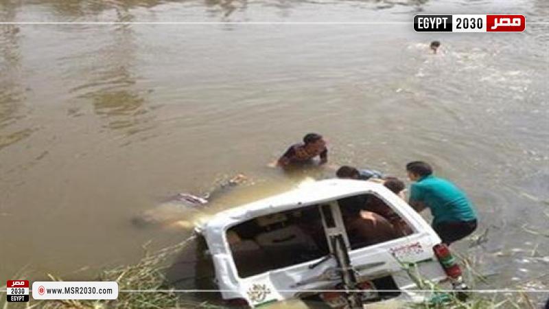 انتشال سيارة سقطت داخل ترعة 