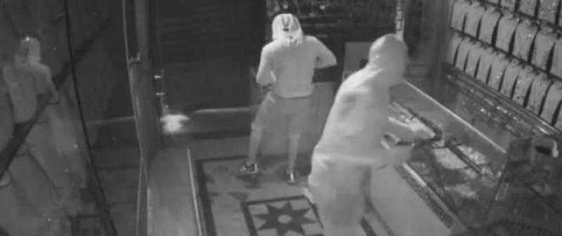 فريق بحث عال المستوى لكشف غموض سرقة محل مجوهرات في المحلة