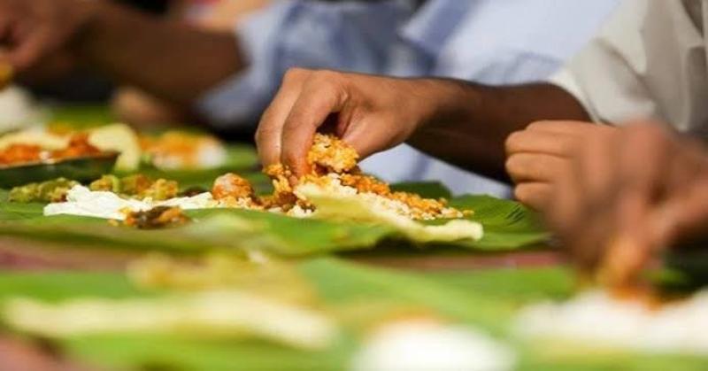 خبيرة إتيكيت تكشف مفاجأة: «يمكن تناول الطعام باليد في هذه الحالة»