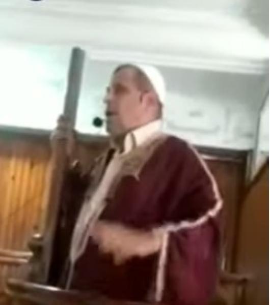 لحديثه في السياسة.. مصلون يوقفون إماما عن خطبته وينزلونه من المنبر - فيديو