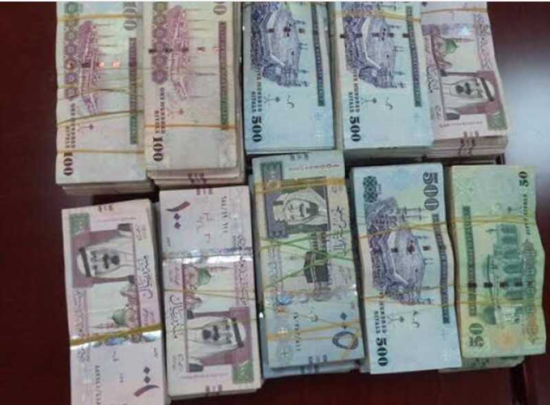 ضبط 360 ألف ريال سعودي مع راكب في مطار القاهرة