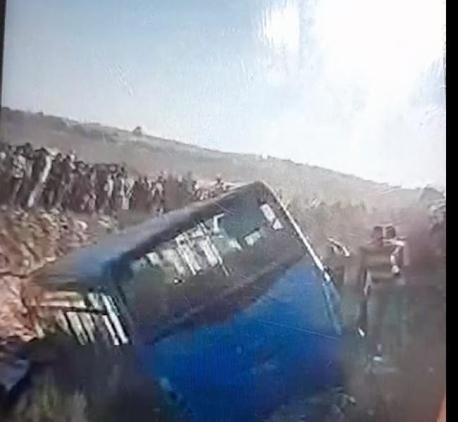 النيابة تعاين حادث انقلاب أتوبيس بالإسكندرية