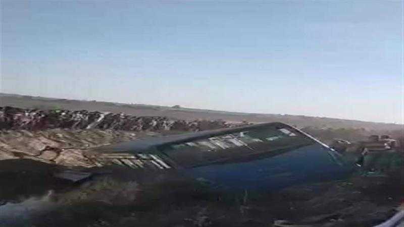 الدفع بأوناش لرفع آثار حادث انقلاب أتوبيس بالإسكندرية