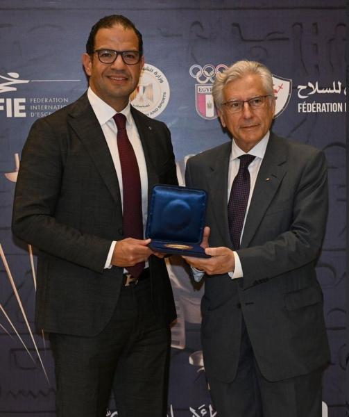 الاتحاد الدولي للسلاح يكرم بريزنتيشن سبورت ويثني على تنظيم بطولة العالم