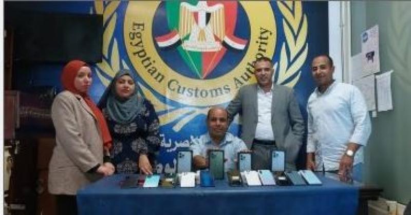 بقيمة 140 ألف جنيه.. جمارك مطار سوهاج تحبط تهريب عدد من الهواتف المحمولة