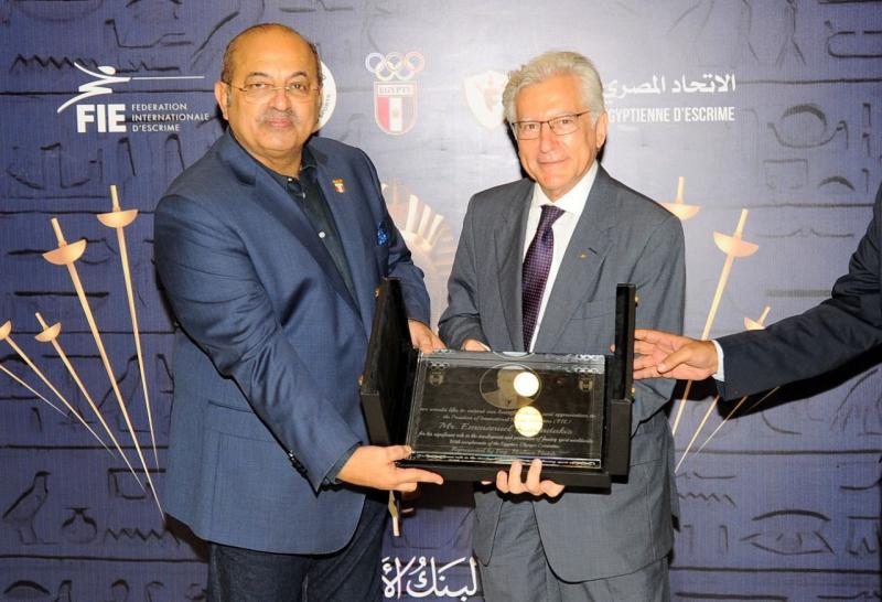 الاتحاد الدولي للسلاح يكرم هشام حطب
