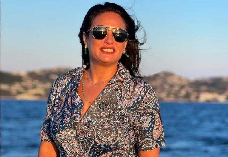 هند صبري تخطف الأنظار بـ «إطلالة جذابة» من عطلتها الصيفية