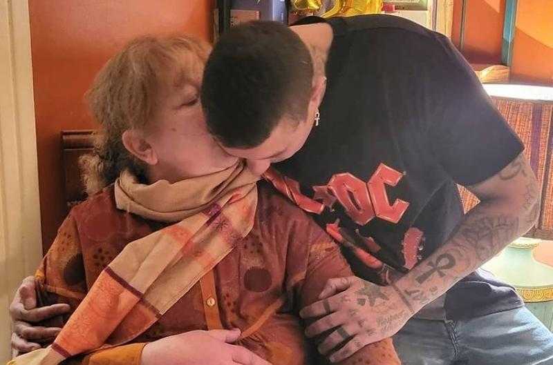 أحمد الفيشاوي يحتفل بعيد ميلاد والدته.. وهذه رسالته لها