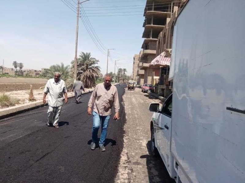 محلية قوص بقنا تتابع أعمال الرصف بطريق الشوادر