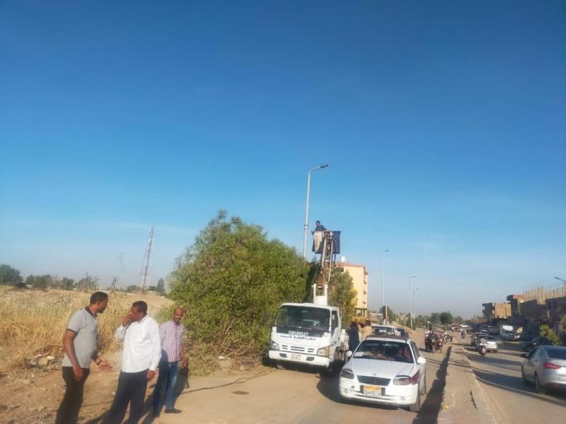جانب من أعمال إنارة الطريق 