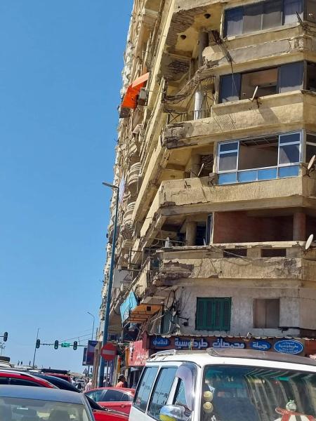 عمارة متهالكة تسبب خطر على المارة 