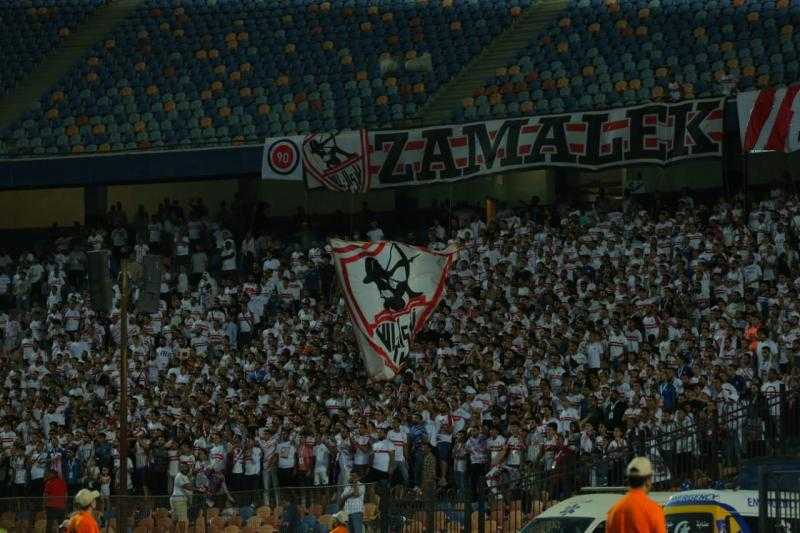 لاعبو الزمالك يحتفلون مع الجماهير بالفوز على سموحة في الدوري