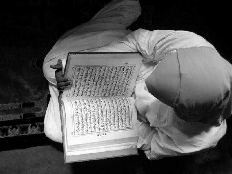 ما حكم حمل المرأة المصحف في حقيبة اليد أثناء فترة الحيض؟.. «الإفتاء» ترد