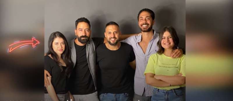 نيرة أشرف مع عدد من الفنانين