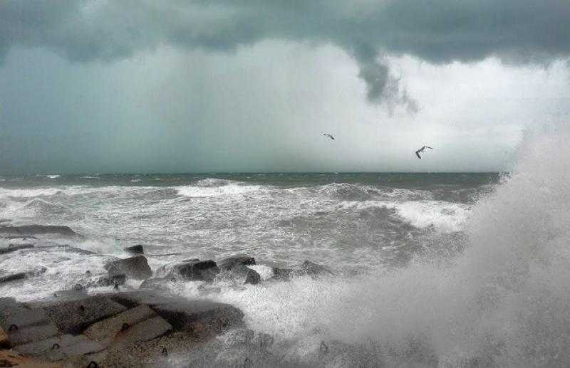 بسبب الأمواج وأشعة الشمس.. تحذيرات من الأرصاد للمصيفين - «فيديو»